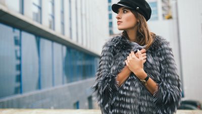 femme-fourrue-et-casquette