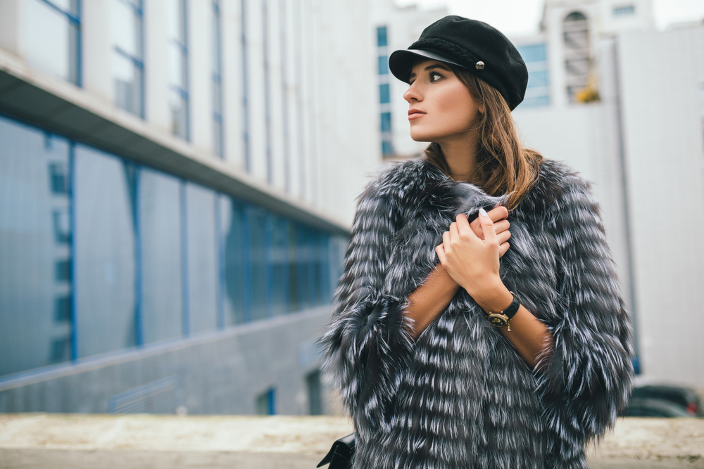 femme-fourrue-et-casquette