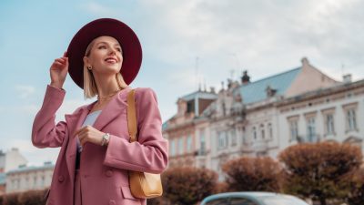 femme porte blazer rose