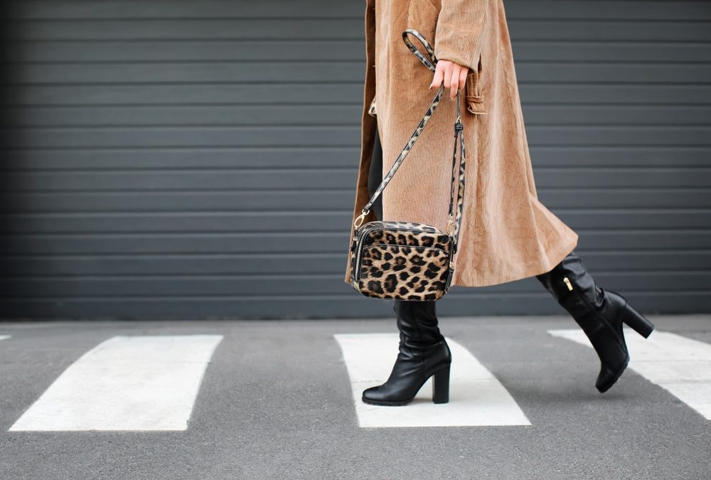 femme porte botte cuir hiver