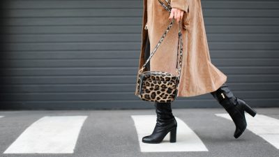 femme porte botte cuir hiver
