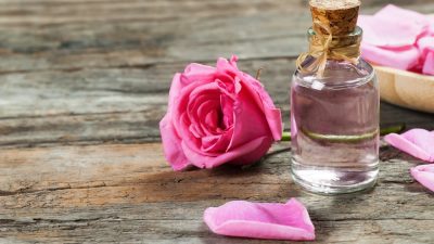 flacon et fleur eau florale de rose