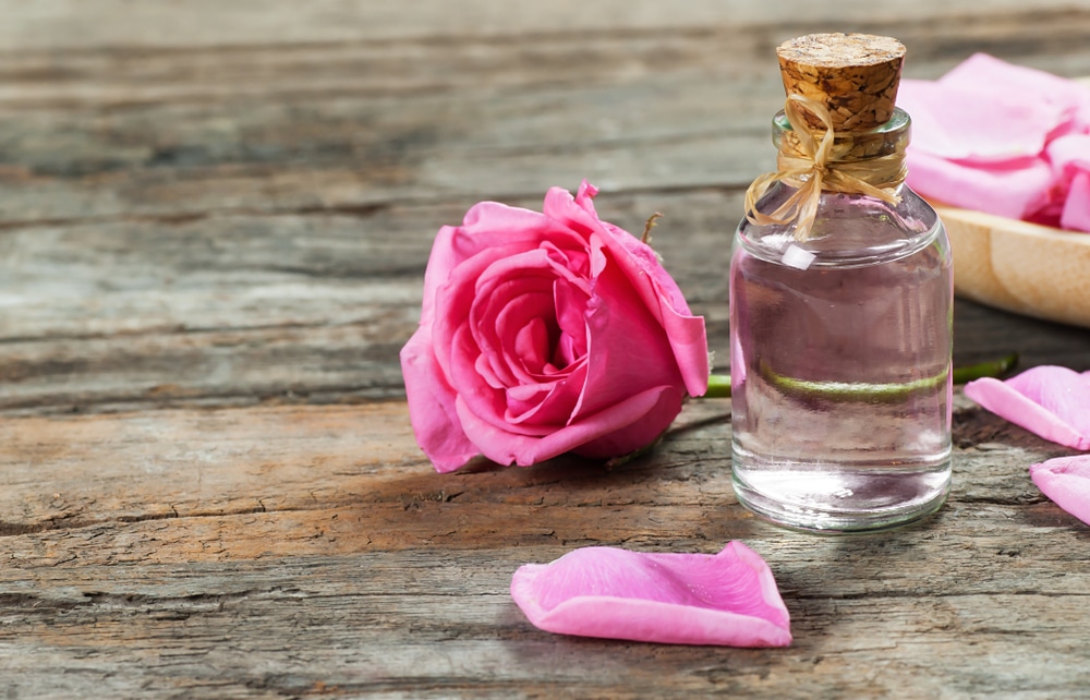 flacon et fleur eau florale de rose