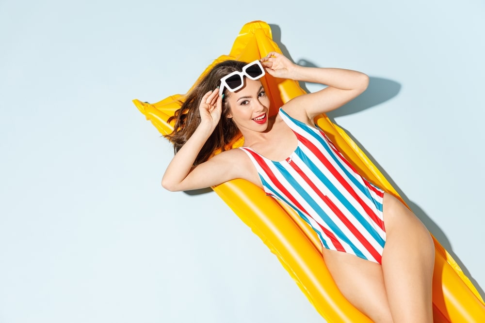 femme porte maillot de bain multi couleurs