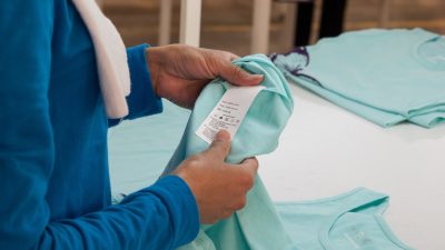femme teste vêtement