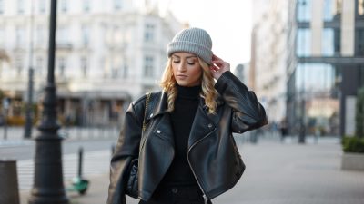femme en pull noire