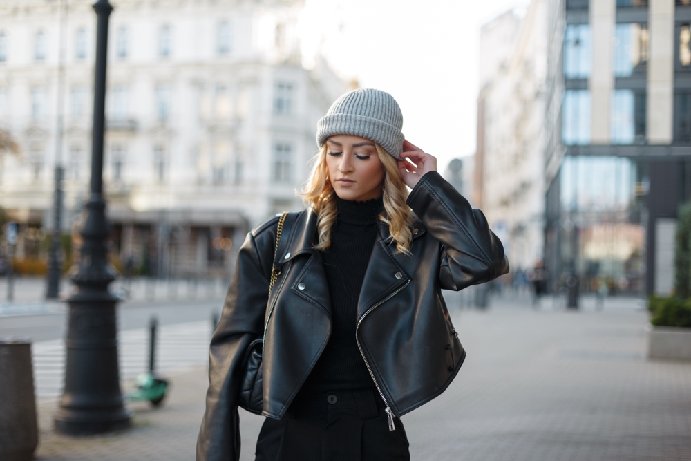 femme en pull noire